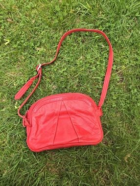 Vintage 80s/90s Gloria Vanderbilt Red Crossbody Leather Bag Purse